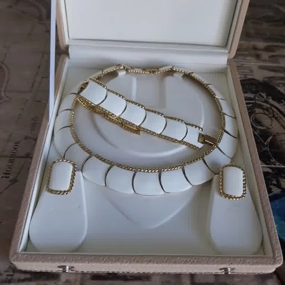 Vintage Butler White Enamel and Gold-Tone Collar Necklace Set - Picture 9 of 12